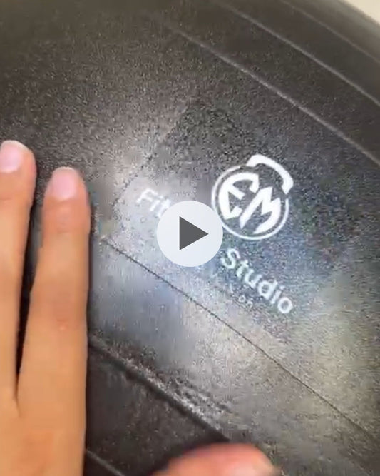 كرة يوغا -  تساعدك على توازن أفضل، دعم للظهر، وتفعيل مريح للحوض. بنستخدمها في جزء من تمارين الورشة.